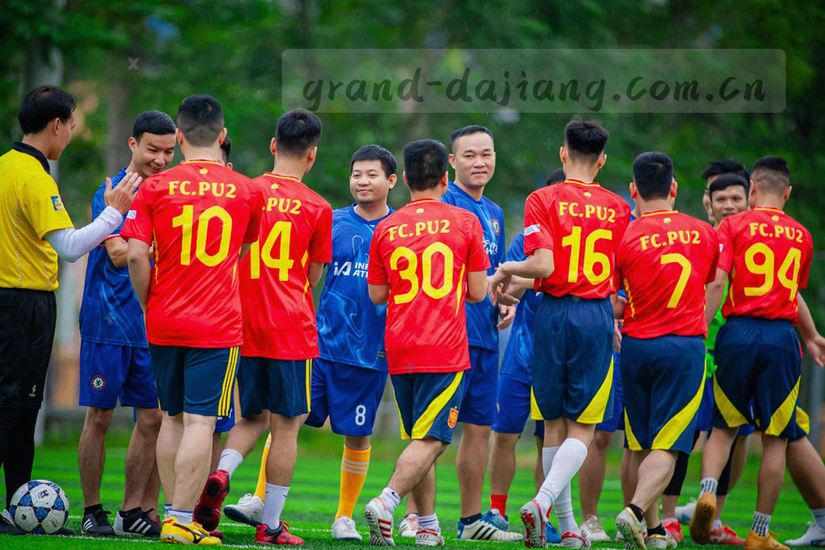 傍晚青训场地上球门与训练桩的空景，暖橙光与冷蓝天色对比